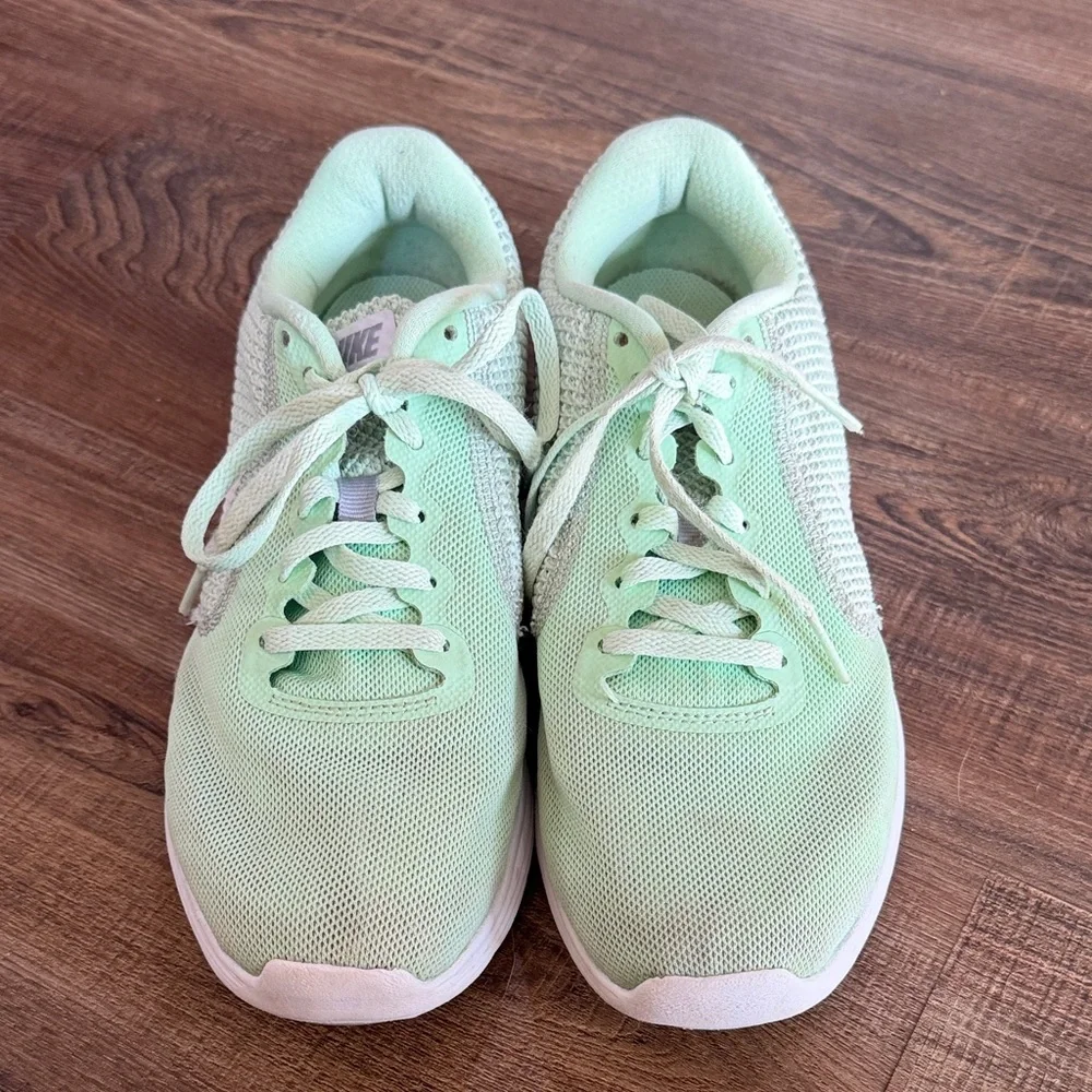 Nike Light Green Running Walking Shoes Women’s Size 7.5